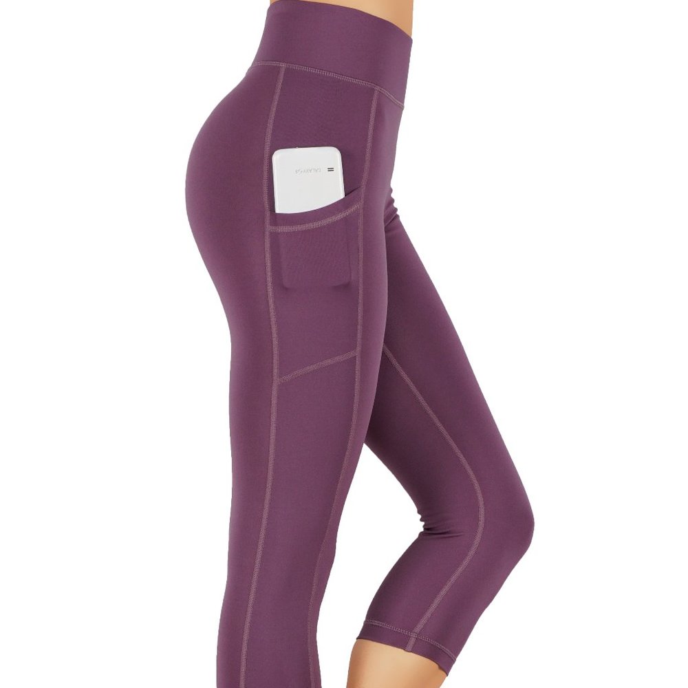 Yoga capri leggings with pockets and mesh